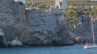 Şatosu Kırlangıç Yuvası, Yalta, Kırım 'ın bulunduğu güzel sahil manzarası bir zevk teknesinden alındı.