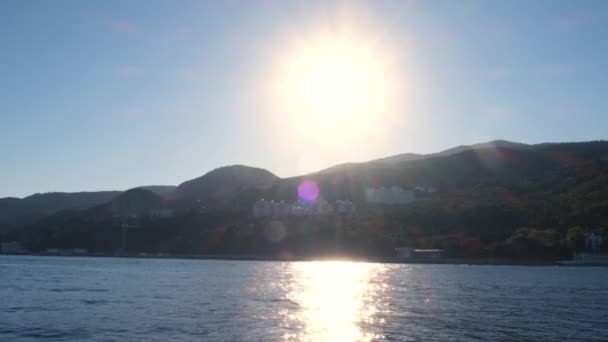 Άποψη των όμορφων ακτών της Γιάλτας, Κριμαία, που λαμβάνονται από ένα σκάφος αναψυχής κατά το ηλιοβασίλεμα — Αρχείο Βίντεο