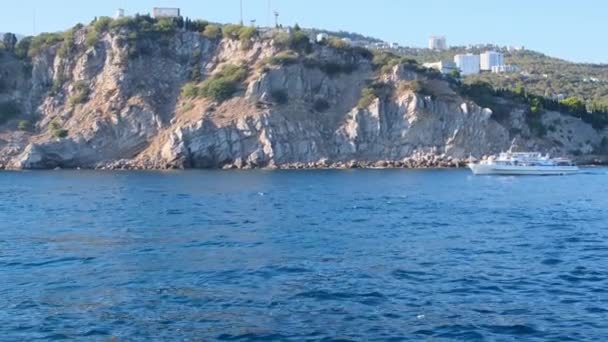 Blick auf die Steinmeerküste von einem Ausflugsboot, Krim — Stockvideo