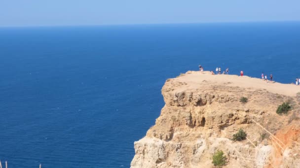 Strand am Kap Fiolent in Sewastopol, Krim. Blick von der Spitze des Felsens. blaues Meer, sonniger Tag klarer Himmel Hintergrund. Das Konzept des Ortes für Sommerreisen und Erholung. — Stockvideo