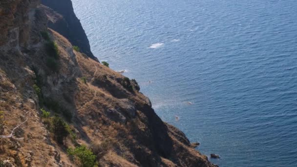 Praia na capa Fiolent em Sevastopol, Crimeia. Vista do topo da rocha. mar azul, dia ensolarado céu claro fundo. O conceito de lugar para viagens de verão e descanso. — Vídeo de Stock