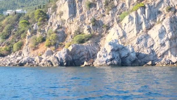 Vista da costa do mar de pedra a partir de um barco de recreio, Crimeia — Vídeo de Stock