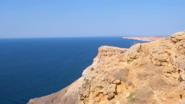 Sivastopol, Kırım 'daki Cape Fiolent plajında. Kayanın tepesinden bak. Mavi deniz, güneşli bir gün açık gökyüzü arka planı. Yaz seyahati ve dinlenme yeri konsepti.