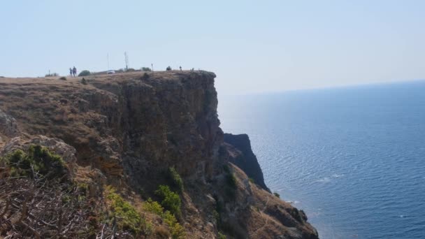 Praia na capa Fiolent em Sevastopol, Crimeia. Vista do topo da rocha. mar azul, dia ensolarado céu claro fundo. O conceito de lugar para viagens de verão e descanso. — Vídeo de Stock