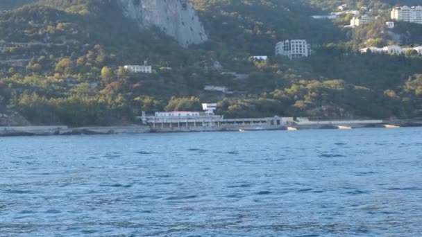 Vista da bela costa marítima de Yalta, Crimeia, tirada de um barco de recreio — Vídeo de Stock