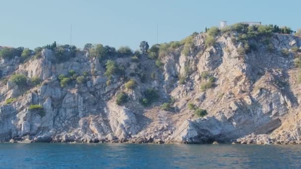 Blick auf die Steinmeerküste von einem Ausflugsboot, Krim — Stockvideo