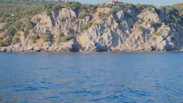 Vista da costa do mar de pedra a partir de um barco de recreio, Crimeia — Vídeo de Stock