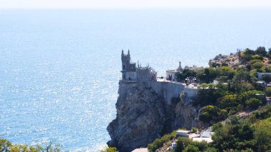 Karadeniz üzerindeki kayanın üzerindeki Yuva Şatosu 'nu yut. Gaspra. Kırım.