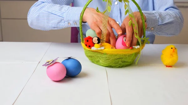 Woman making painted easter eggs painted in a beautiful green dagger. The process of dyeing eggs with paints for Easter. — Stock Photo, Image