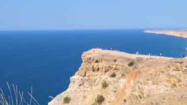 Sivastopol, Kırım 'daki Cape Fiolent plajında. Kayanın tepesinden bak. Mavi deniz, güneşli bir gün açık gökyüzü arka planı. Yaz seyahati ve dinlenme yeri konsepti.