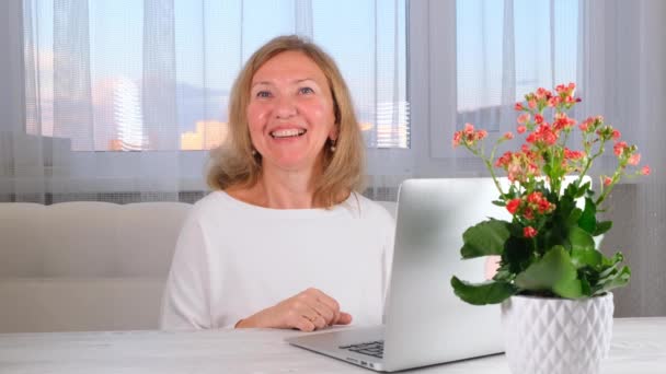 Usmívající se elegantní žena s videohovorem na notebooku. Koncept komunikace. — Stock video