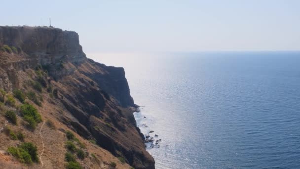 Strand am Kap Fiolent in Sewastopol, Krim. Blick von der Spitze des Felsens. blaues Meer, sonniger Tag klarer Himmel Hintergrund. Das Konzept des Ortes für Sommerreisen und Erholung. — Stockvideo