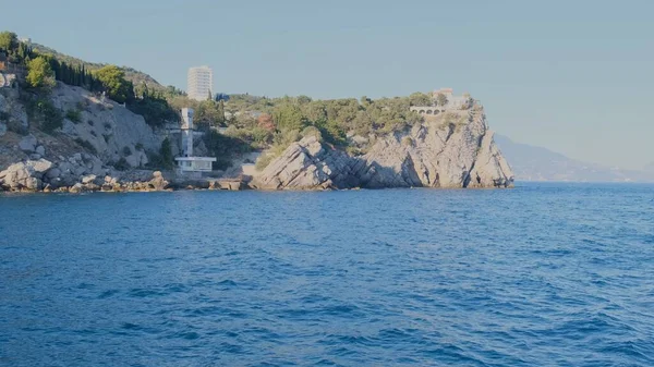 Kilátás a gyönyörű tenger partján Jalta, Krím, hozott egy sétahajó — Stock Fotó