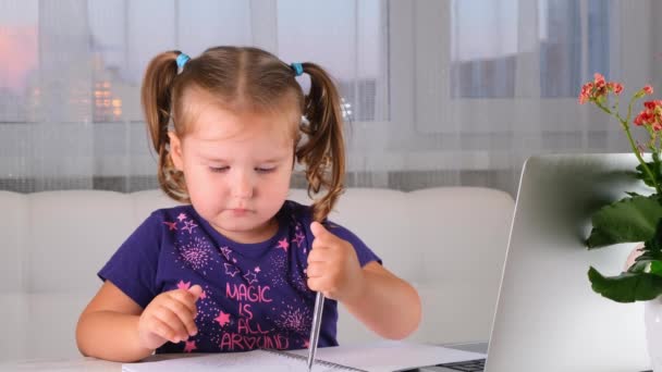 Online-Unterricht für Kinder. Hausaufgabenbetreuung und Fernunterricht für Kinder. Mädchen lernen online mit Videoanruf Lehrer — Stockvideo