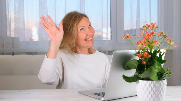 Glimlachende elegante vrouw met een videogesprek op een laptop. Communicatieconcept. — Stockfoto