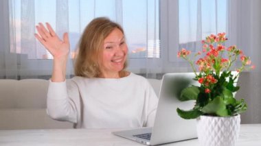 Bilgisayarında video mesajı olan zarif bir kadın. İletişim konsepti.