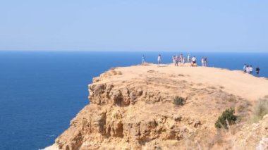Sivastopol, Kırım 'daki Cape Fiolent plajında. Kayanın tepesinden bak. Mavi deniz, güneşli bir gün açık gökyüzü arka planı. Yaz seyahati ve dinlenme yeri konsepti.