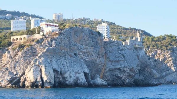 Kilátás a gyönyörű tenger partján a kastély fecskefészek Fészek, Jalta, Krím, vett egy sétahajó — Stock Fotó