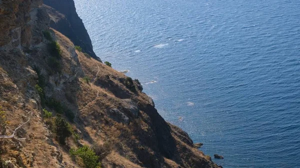 Strand Cape Fiolent Sevastopol, Krím. Kilátás a szikla tetejéről. kék tenger, napos nap tiszta ég háttér. A nyári utazás és pihenés helyének fogalma. — Stock Fotó
