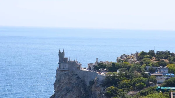 Swallow Nest castle on the rock over the Black Sea. Gaspra. Crimea. — Stock Photo, Image