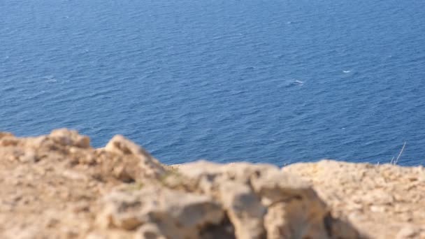 Strand op de kaap Fiolent in Sevastopol, de Krim. Uitzicht vanaf de top van de rots. blauwe zee, zonnige dag heldere lucht achtergrond. Het concept van plaats voor zomerreizen en rust. — Stockvideo