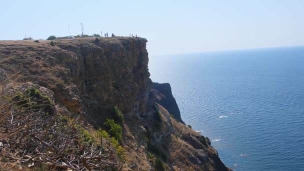 Strand på udde Fiolent i Sevastopol, Krim. Utsikt från toppen av klippan. blått hav, solig dag klar himmel bakgrund. Begreppet plats för sommarresor och vila. — Stockvideo