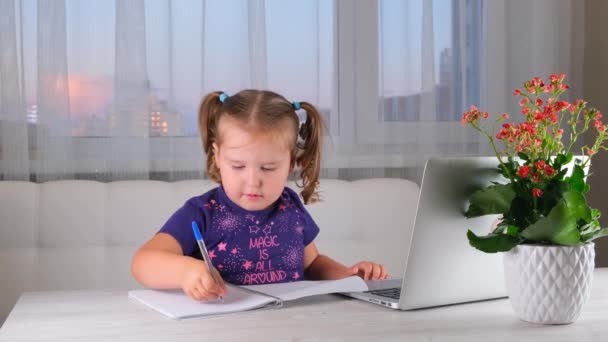 Онлайн уроки для дітей. Навчання та дистанційна освіта для дітей. Студент дівчини навчається онлайн з вчителем відеодзвінків — стокове відео
