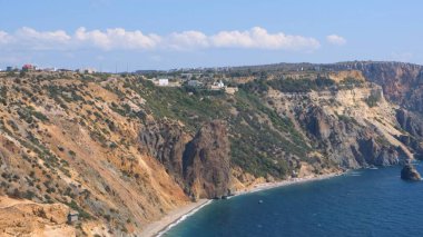 Kırım 'ın Fiolent Burnu' ndaki turkuaz deniz ve dağların güzel manzarası. Huzur, sessizlik ve doğa ile birlik kavramı..
