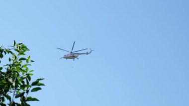 Helikopter bulutlarda uçuyor..