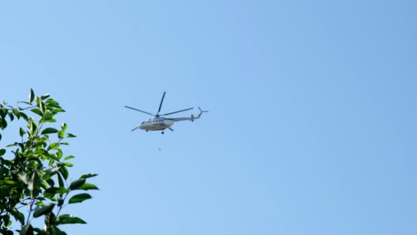 Helikopter vliegt een beetje in de wolken. — Stockvideo