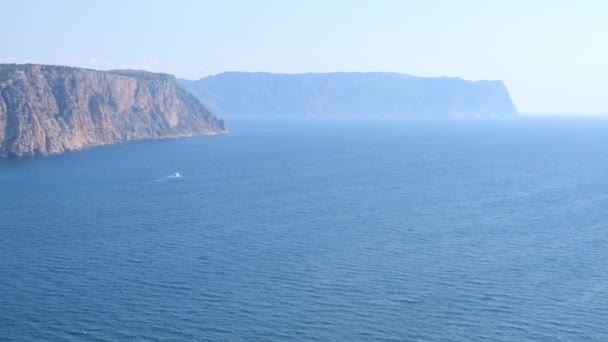 Bela vista da costa do mar azul-turquesa e montanhas em Cape Fiolent, Crimeia. O conceito de tranquilidade, silêncio e unidade com a natureza. — Vídeo de Stock