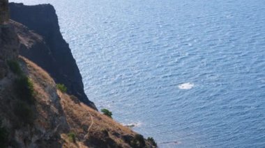 Sivastopol, Kırım 'daki Cape Fiolent plajında. Kayanın tepesinden bak. Mavi deniz, güneşli bir gün açık gökyüzü arka planı. Yaz seyahati ve dinlenme yeri konsepti.