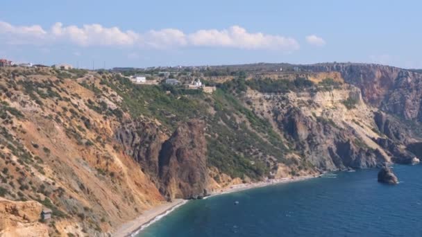 Pemandangan indah dari pantai laut dan pegunungan pirus di Cape Fiolent, Krimea. Konsep ketenangan, kesunyian dan persatuan dengan alam. — Stok Video