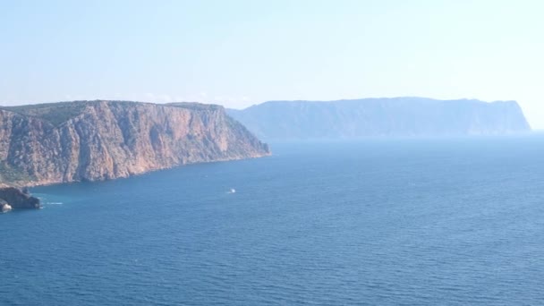 Schöne Aussicht auf die Küste des türkisfarbenen Meeres und der Berge am Kap Fiolent, Krim. Das Konzept der Ruhe, Stille und Einheit mit der Natur. — Stockvideo