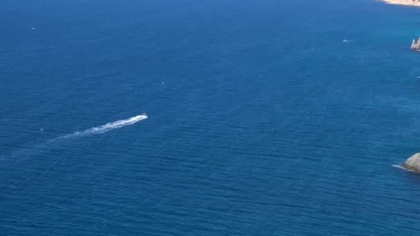 Pequeño barco se mueve en un hermoso mar azul — Vídeo de stock