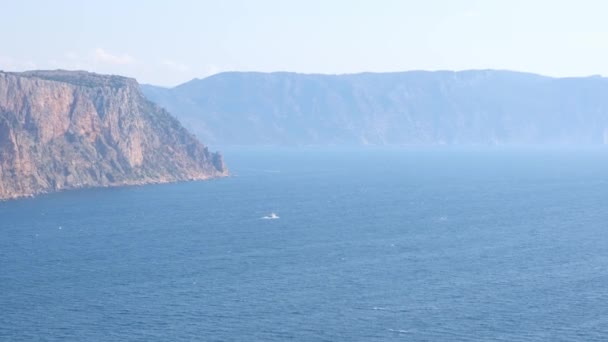 Krásný výhled na pobřeží tyrkysového moře na mysu Fiolent, Krym. Koncept klidu, ticha a jednoty s přírodou — Stock video