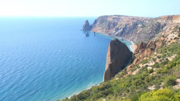 Schöne Aussicht auf die Küste des türkisfarbenen Meeres am Kap Fiolent, Krim. Das Konzept der Ruhe, Stille und Einheit mit der Natur — Stockvideo