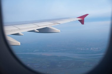 Seyahat eden uçağın iç penceresinden uçak görüntüsü