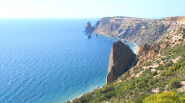 Cape Fiolent, Kırım 'daki turkuaz denizin güzel manzarası. Huzur, sessizlik ve doğa ile birlik kavramı.