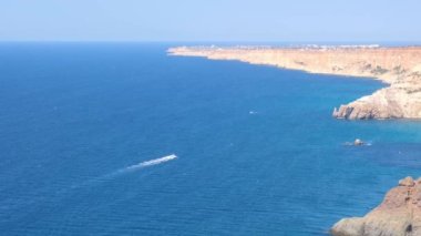 Cape Fiolent, Kırım 'daki turkuaz denizin güzel manzarası. Huzur, sessizlik ve doğa ile birlik kavramı.