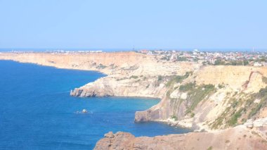 Kırım 'ın Fiolent Burnu' ndaki turkuaz deniz ve dağların güzel manzarası. Huzur, sessizlik ve doğa ile birlik kavramı..