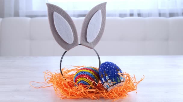 Вуха кролика і великодні яйця. Великоднє свято . — стокове відео