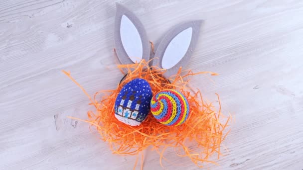 Вуха кролика і великодні яйця. Великоднє свято . — стокове відео