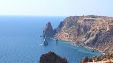 Cape Fiolent, Kırım 'daki turkuaz denizin güzel manzarası. Huzur, sessizlik ve doğa ile birlik kavramı.