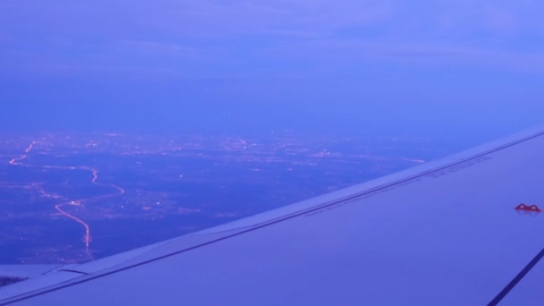 Photo de fenêtre de l'avion avec soleil à l'horizon. — Video
