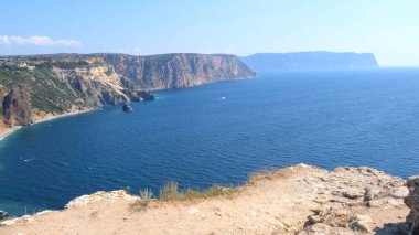 Cape Fiolent, Kırım 'daki turkuaz denizin güzel manzarası. Huzur, sessizlik ve doğa ile birlik kavramı.