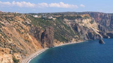 Kırım 'ın Fiolent Burnu' ndaki turkuaz deniz ve dağların güzel manzarası. Huzur, sessizlik ve doğa ile birlik kavramı..