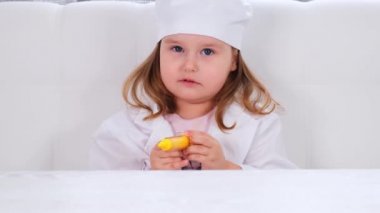 Küçük kız doktorculuk oynuyor, iğne yapıyor. Corona virüsü tedavi konsepti, salgın sırasında enjeksiyon