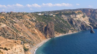 Kırım 'ın Fiolent Burnu' ndaki turkuaz deniz ve dağların güzel manzarası. Huzur, sessizlik ve doğa ile birlik kavramı..