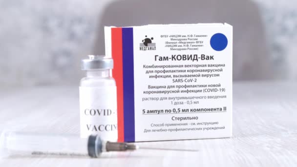 Rus aşısı Coronavirus Gam-COVID-Vac 'a karşı, pazarlama adı Sputnik V: Moskova, Rusya - 25 Şubat 2021. — Stok video